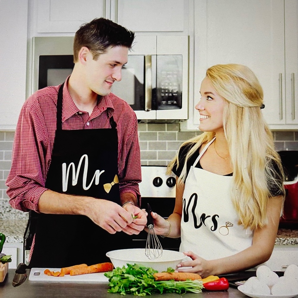 NWT Bride & Groom Mr. & Mrs CouplesApron Gift Set. One size